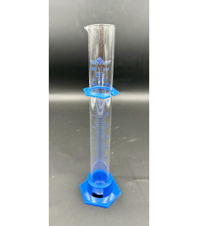 Eprouvette en verre graduée 100 ml avec bec verseur.